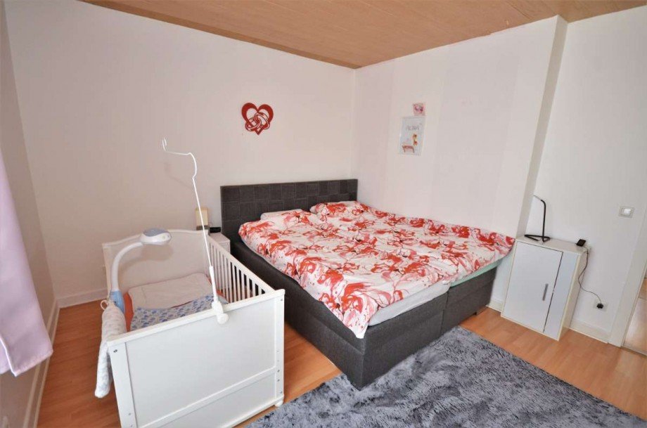 Schlafzimmer 2. OG Zweifamilienhaus Neu-Isenburg