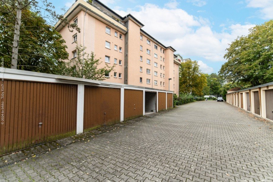 Garagen- und Hausansicht Etagenwohnung Neu-Isenburg
