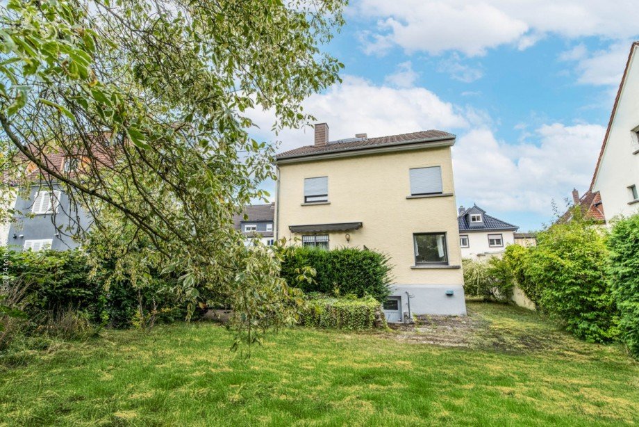 Gartenansicht frontal Einfamilienhaus Neu-Isenburg