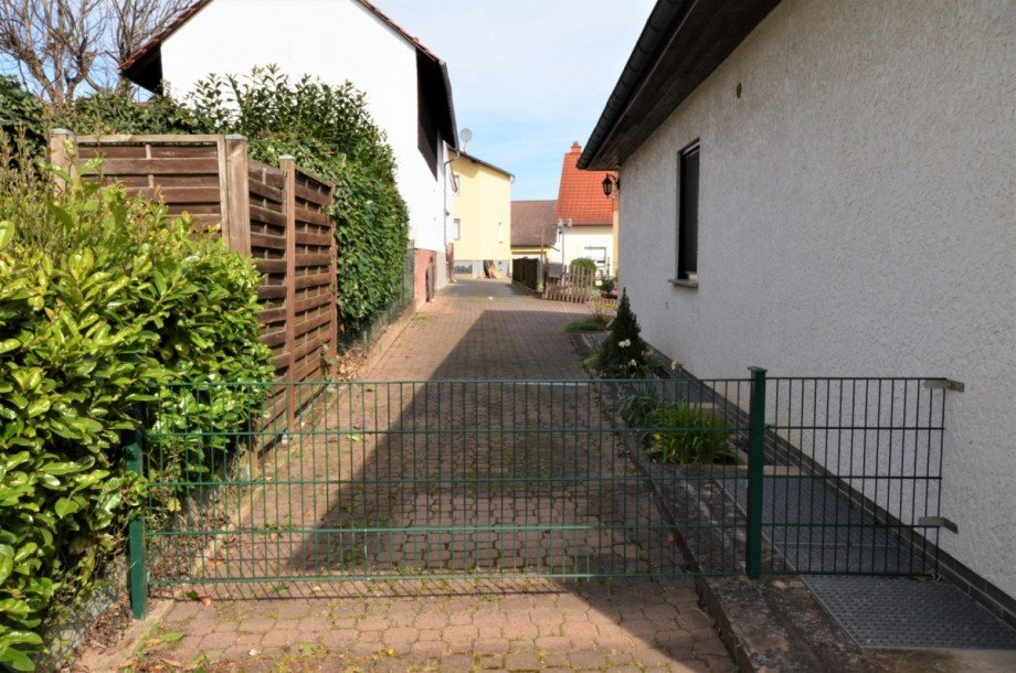 Seitenansicht Westen Bungalow Gr�ndau