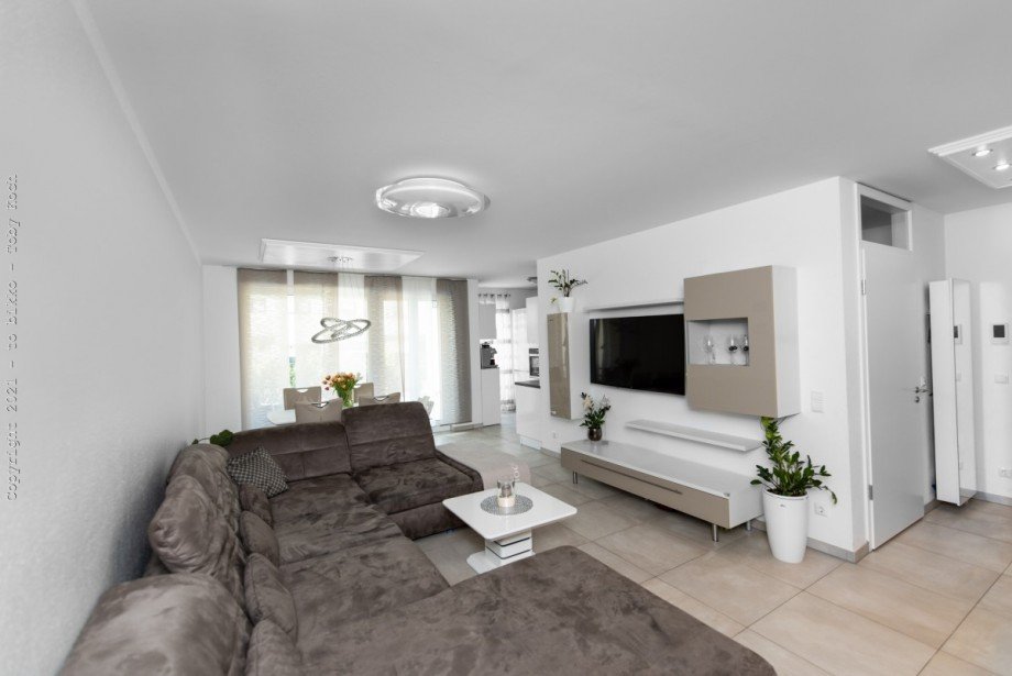 Wohn- und Esszimmer Terrassenwohnung Neu-Isenburg