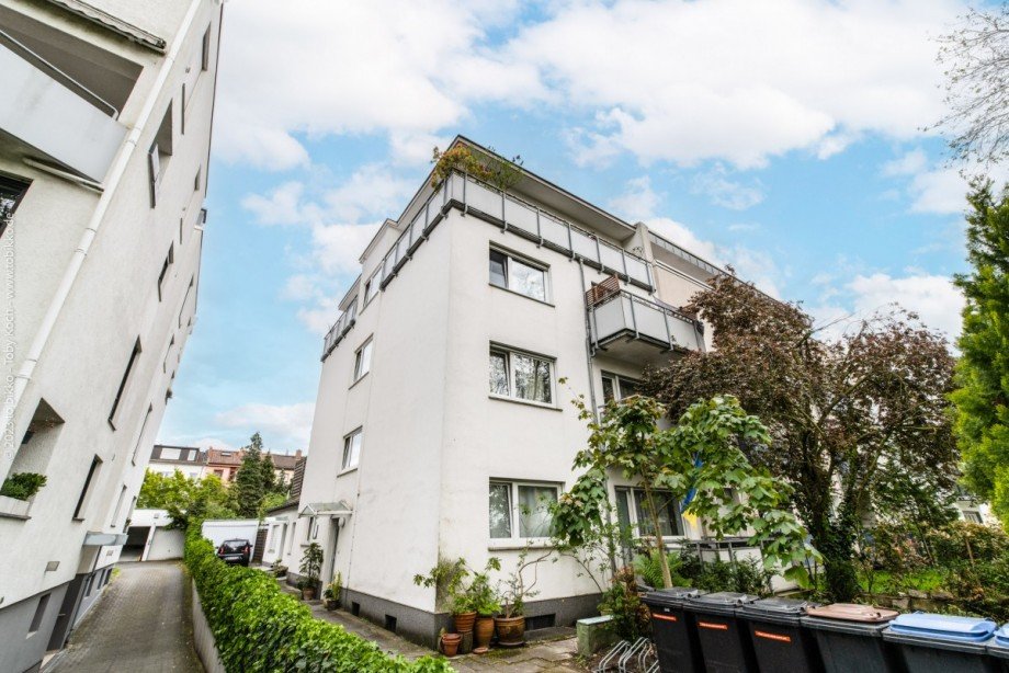 Stra�enansicht mit Zufahrt Mehrfamilienhaus Neu-Isenburg