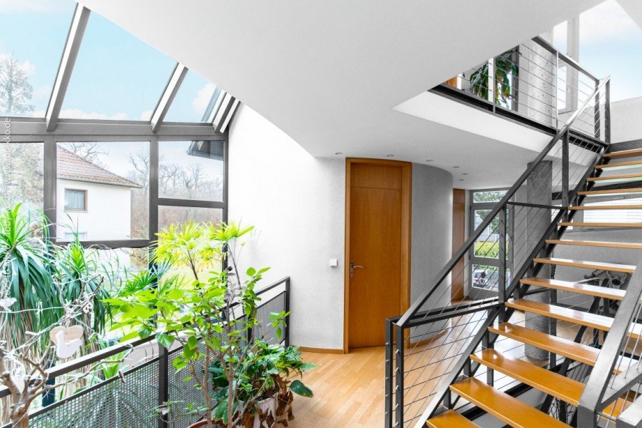 Obergeschoss mit Treppenaufgang und Wintergarten/Biotop - OG Einfamilienhaus Neu-Isenburg