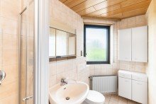 Badezimmer 2 im OG Neu-Isenburg: Mehrgenerationenhaus mit drei Mieteinheiten und attraktivem Baufeld mit Bauvorbescheid