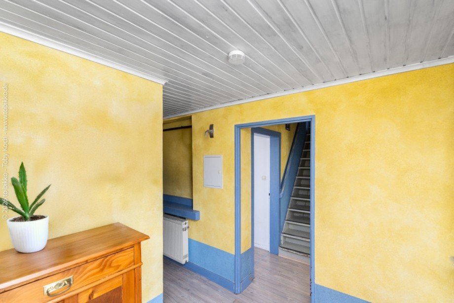 Flur/Diele mit Treppenaufgang - EG Doppelhaush�lfte Neu-Isenburg