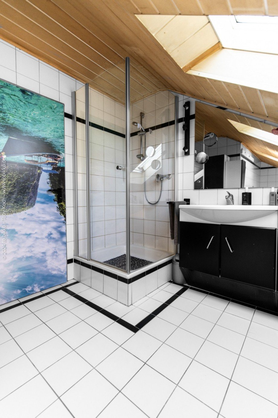 Badezimmer Dachgeschoss Bild 2 Mehrfamilienhaus Neu-Isenburg