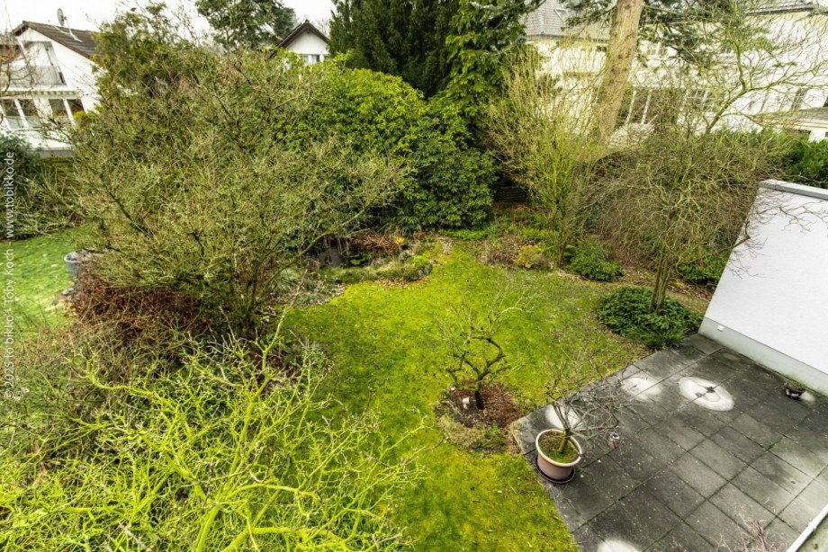 Garten und Terrasse von oben - OG Einfamilienhaus Neu-Isenburg