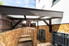 Au�enzugang Keller Neu-Isenburg: Mehrgenerationenhaus mit drei Mieteinheiten und attraktivem Baufeld mit Bauvorbescheid