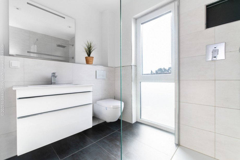 Badezimmer Obergeschoss Doppelhaush�lfte Neu-Isenburg