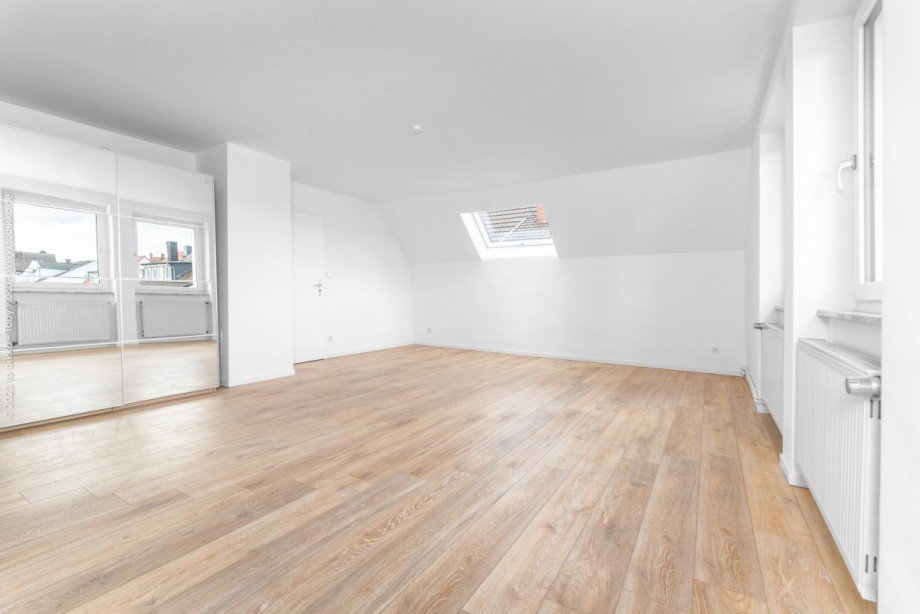 Wohn-/ Schlafzimmer DG Einfamilienhaus Neu-Isenburg
