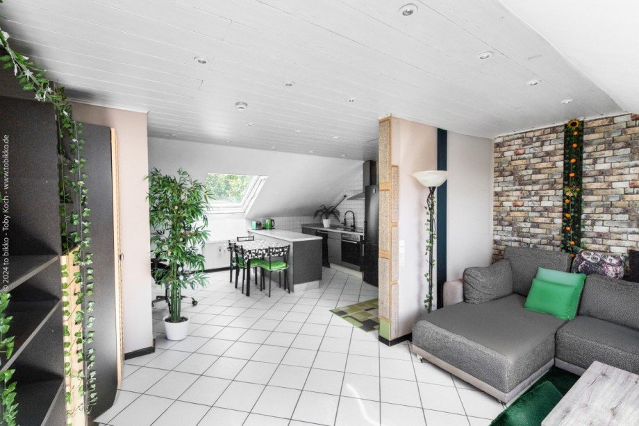 Wohnzimmer mit Essbereich DG Mehrfamilienhaus Neu-Isenburg