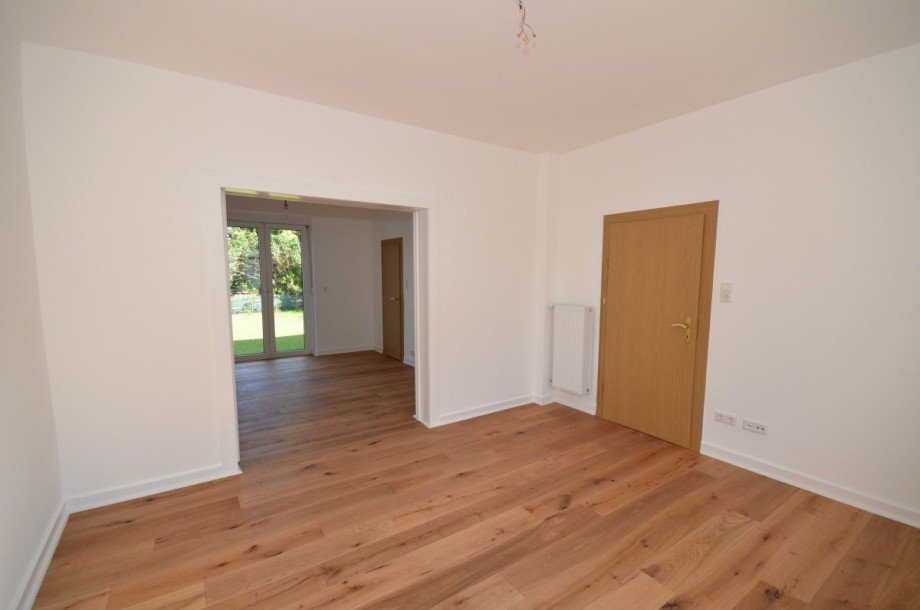 Wohnzimmer mit Durchgang zum Esszimmer - EG Doppelhaush�lfte Neu-Isenburg