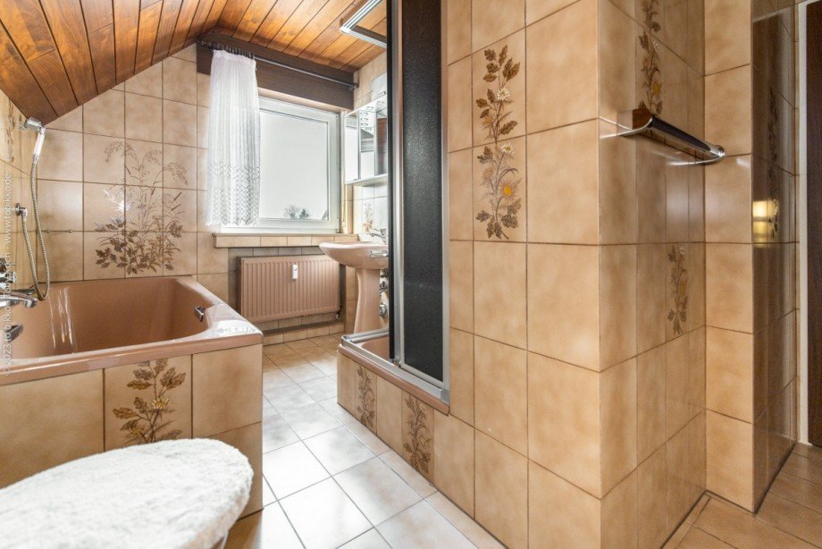 Badezimmer DG Mehrfamilienhaus Neu-Isenburg