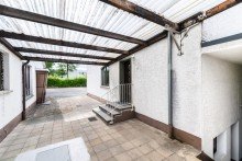 �berdachung zwischen Werkshalle und Wohnhaus Neu-Isenburg: Gewerbegrundst�ck mit Werkshalle, Wohnhaus und Garagen sowie attraktiven Bauoptionen