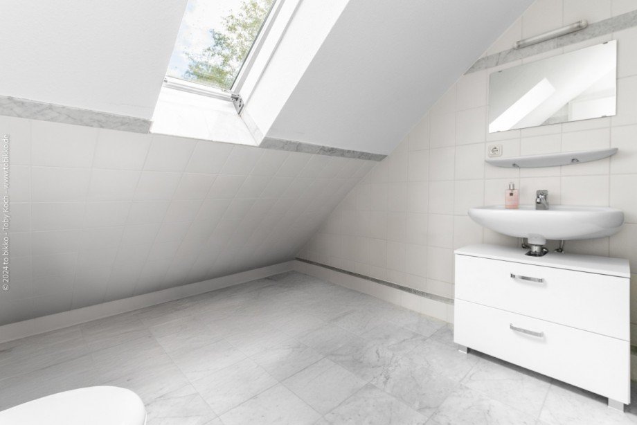 Badezimmer mit Fenster Reihenhaus Neu-Isenburg