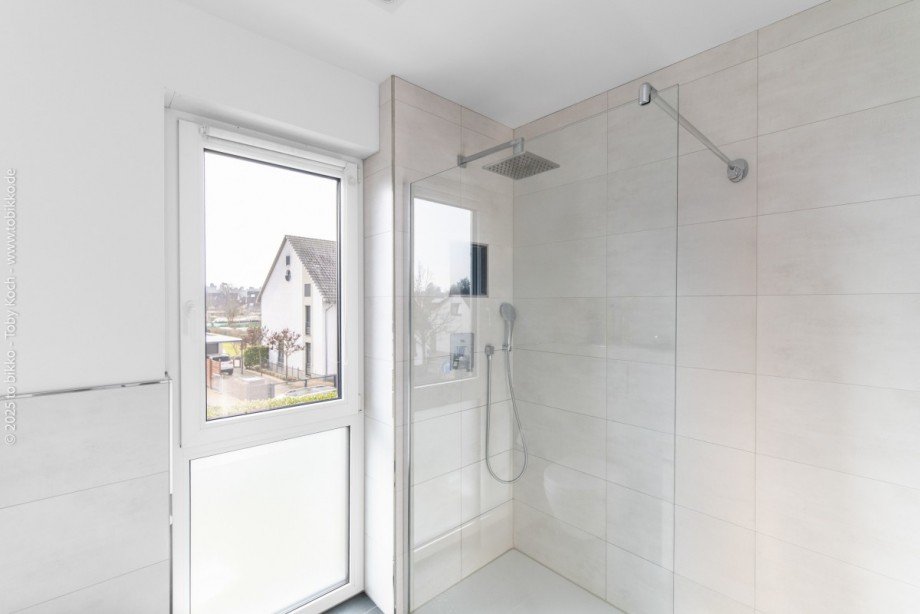 Badezimmer Obergeschoss Doppelhaush�lfte Neu-Isenburg