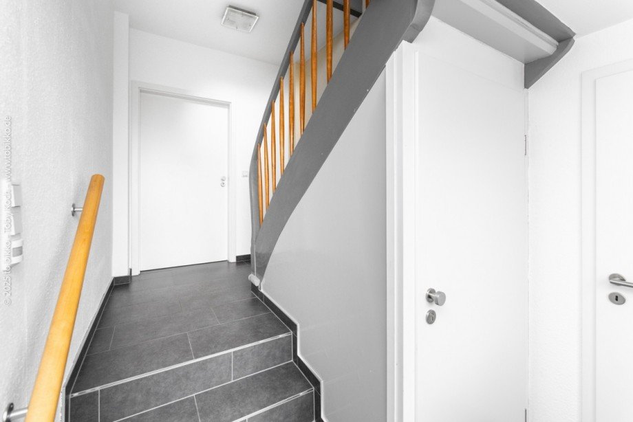 Treppenhaus im Erdgeschoss Zweifamilienhaus M�hlheim am Main