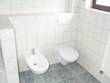 Badezimmer - OG Neu-Isenburg: Gewerbegrundst�ck mit Werkshalle, Wohnhaus und Garagen sowie attraktiven Bauoptionen