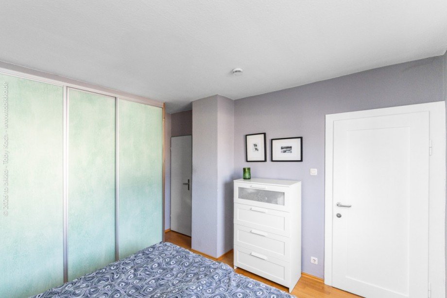 Schlafzimmer mit Einbauschrank - OG Doppelhaush�lfte Neu-Isenburg