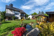 Gartenansicht Neu-Isenburg: Mehrgenerationenhaus mit drei Mieteinheiten und attraktivem Baufeld mit Bauvorbescheid
