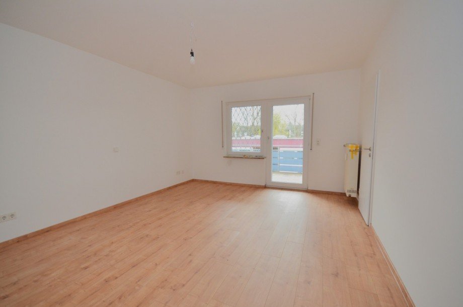 Schlafzimmer (1) mit Badezimmer und Balkon Erdgeschosswohnung Neu-Isenburg