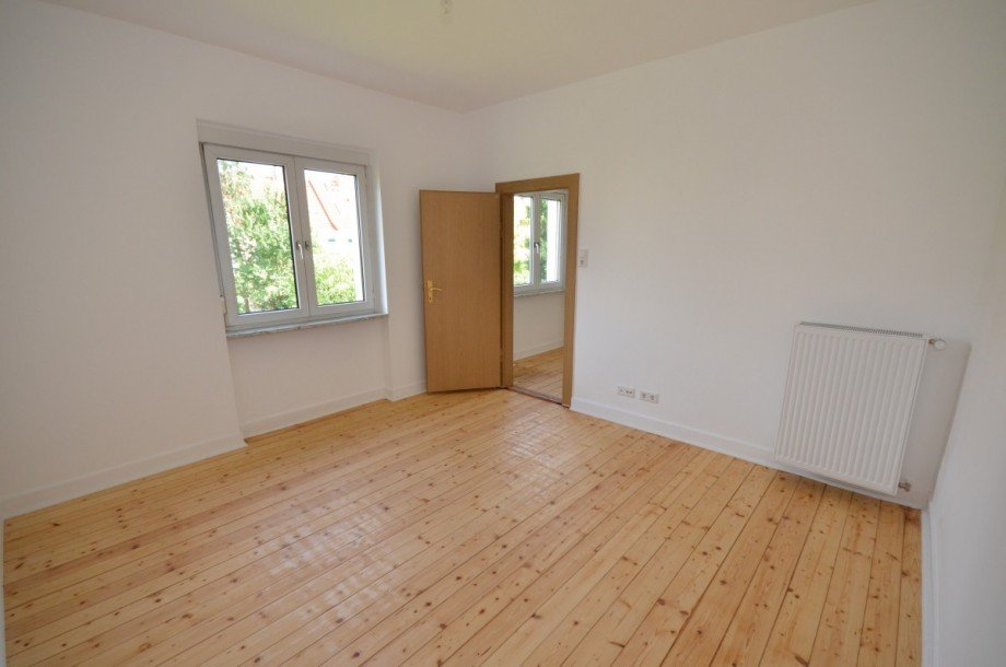 Kinderzimmer mit Blick in den Garten - OG Doppelhaush�lfte Neu-Isenburg