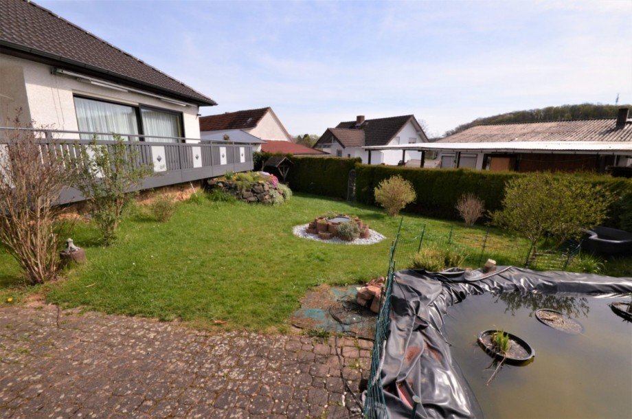 Gartenansicht mit Teich Bungalow Gr�ndau