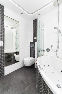 Badezimmer Attraktives Reihenmittelhaus mit Garage und Garten in Neu-Isenburg / Zeppelinheim