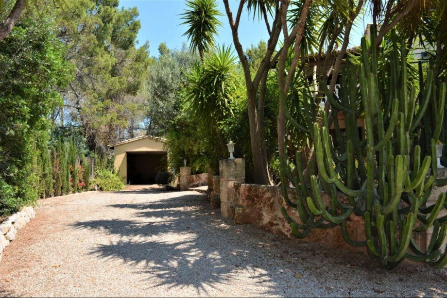 Einfahrt zur Garage Einfamilienhaus Calvi�