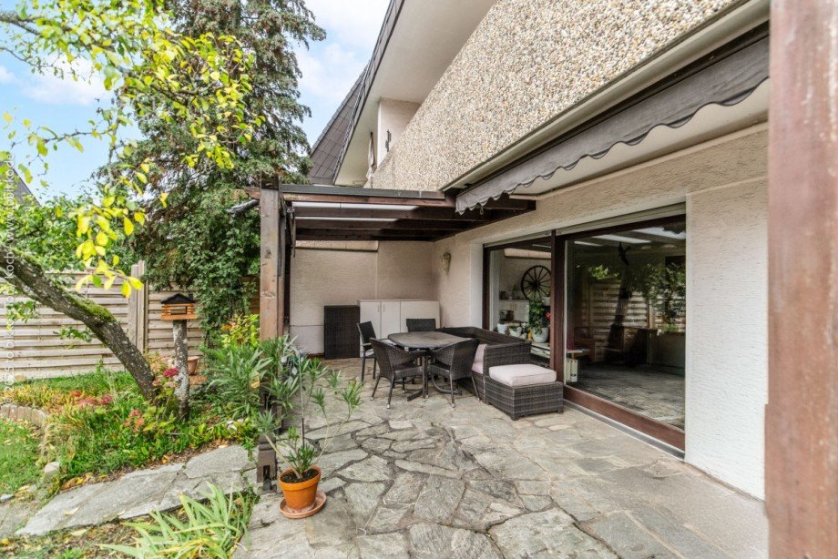 �berdachte Terrasse und Markise Reihenendhaus Heusenstamm