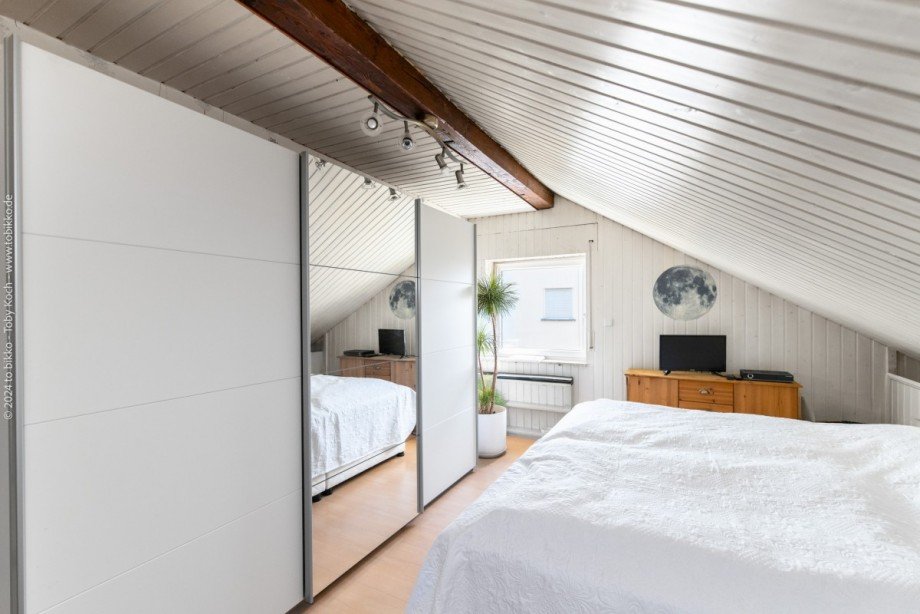 Schlafzimmer Dachgeschoss Mehrfamilienhaus Neu-Isenburg