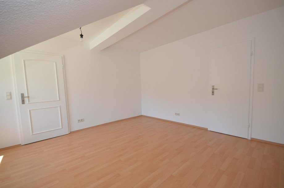 Schlafzimmer mit Zugang zum Arbeitszimmer (DG) Mehrfamilienhaus Neu-Isenburg