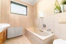 Badezimmer 1 EG Neu-Isenburg: Mehrgenerationenhaus mit drei Mieteinheiten und attraktivem Baufeld mit Bauvorbescheid