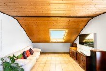 Wohnzimmer DG Neu-Isenburg: Mehrgenerationenhaus mit drei Mieteinheiten und attraktivem Baufeld mit Bauvorbescheid
