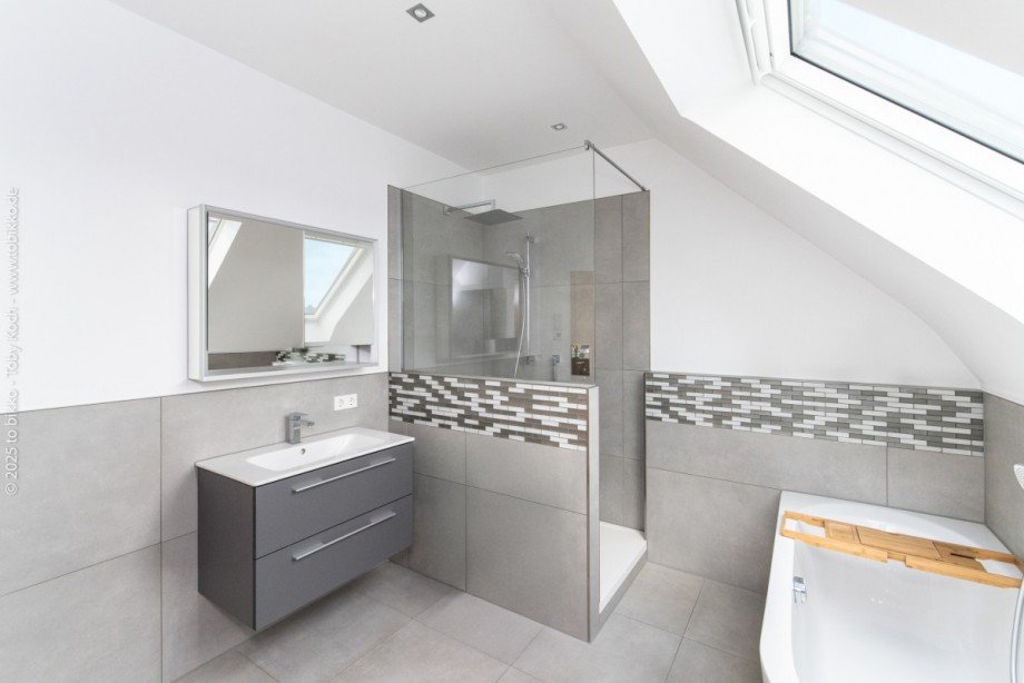 Badezimmer im Dachgeschoss Zweifamilienhaus M�hlheim am Main