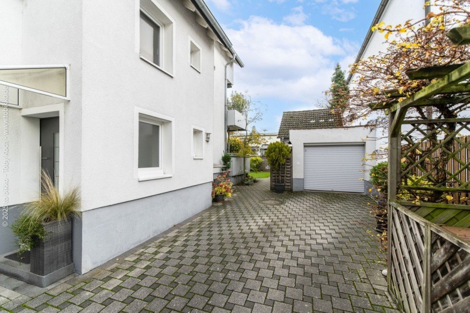 Seitenansicht mit Stellplatz und Garage Zweifamilienhaus M�hlheim am Main