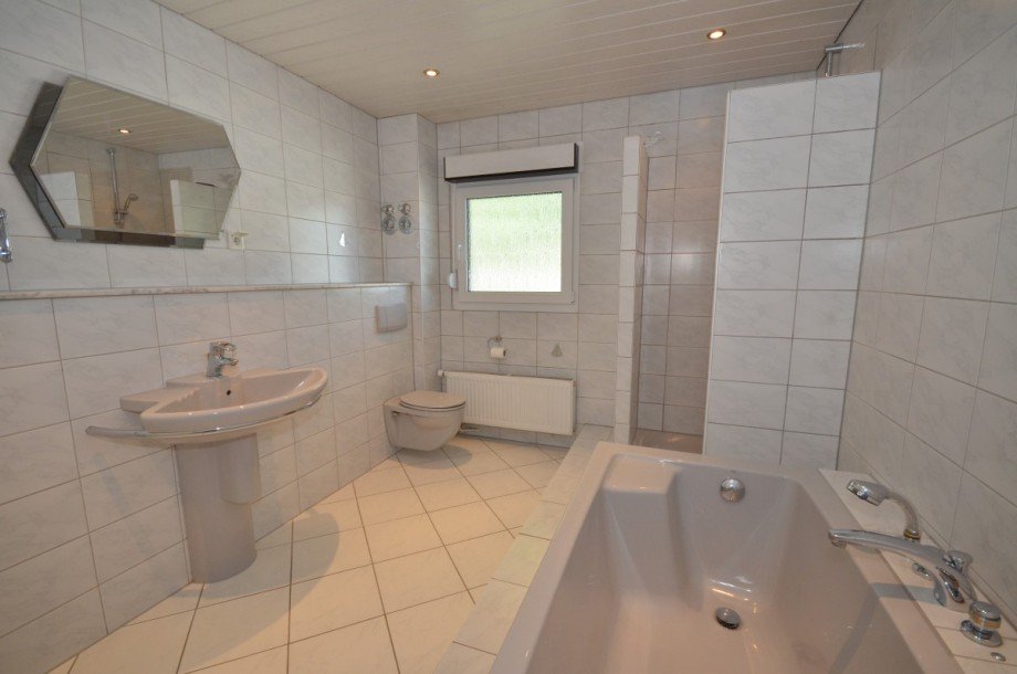 Badezimmer (OG) Mehrfamilienhaus Neu-Isenburg