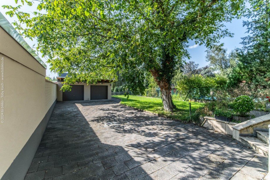 Hof mit Garage Mehrfamilienhaus Neu-Isenburg