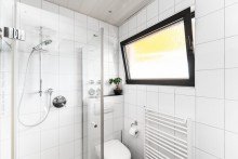 Badezimmer 1 im DG Neu-Isenburg: Mehrgenerationenhaus mit drei Mieteinheiten und attraktivem Baufeld mit Bauvorbescheid