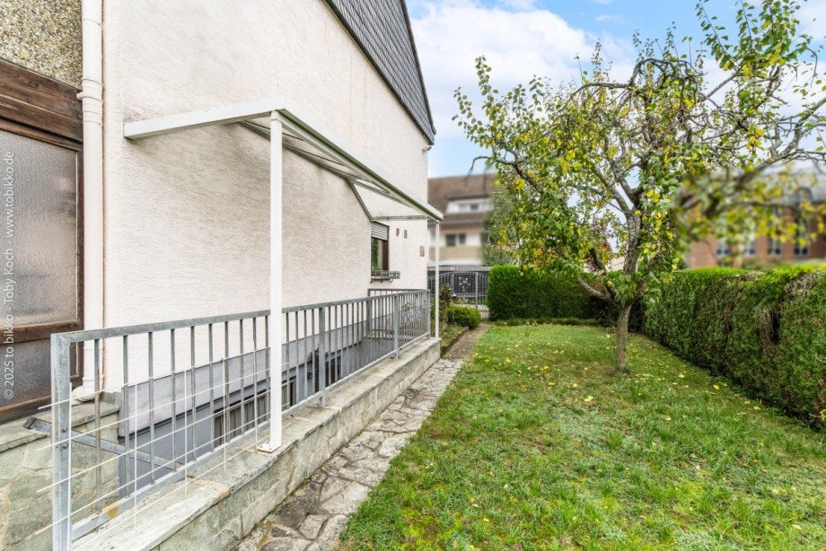 Kellerabgang und seitlicher Garten Reihenendhaus Heusenstamm