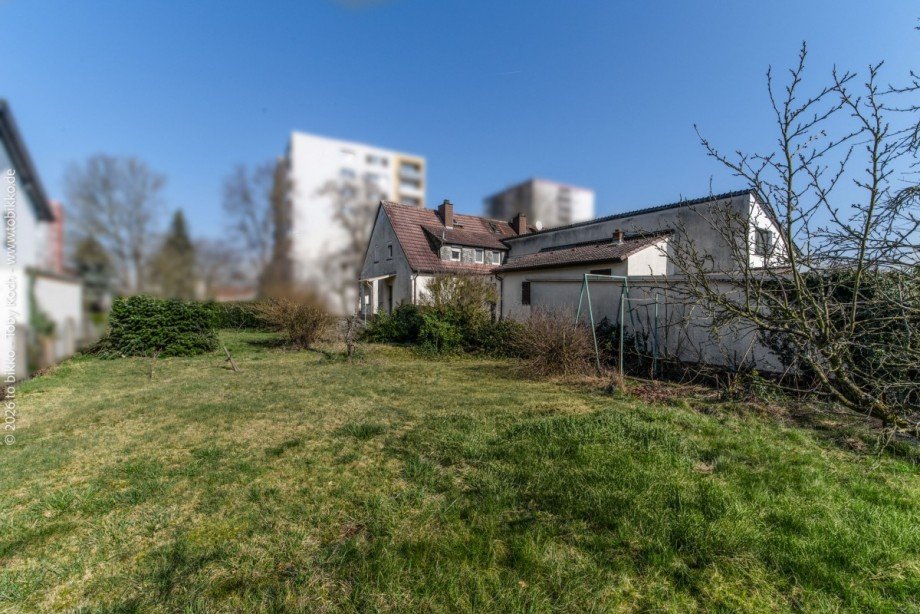 Garten und Seitenansicht Einfamilienhaus Neu-Isenburg