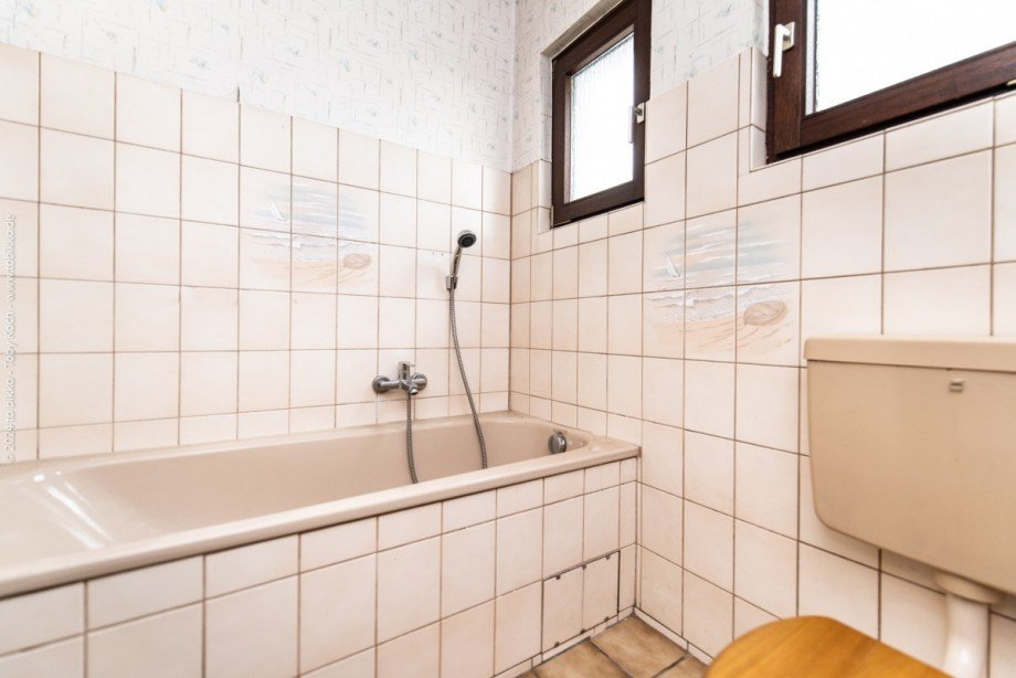 Badezimmer OG mit Fenster Einfamilienhaus Neu-Isenburg