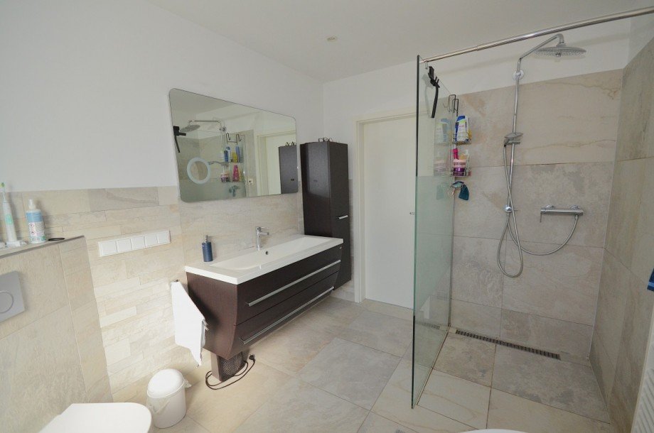 Badezimmer 1.OG Reihenmittelhaus Neu-Isenburg