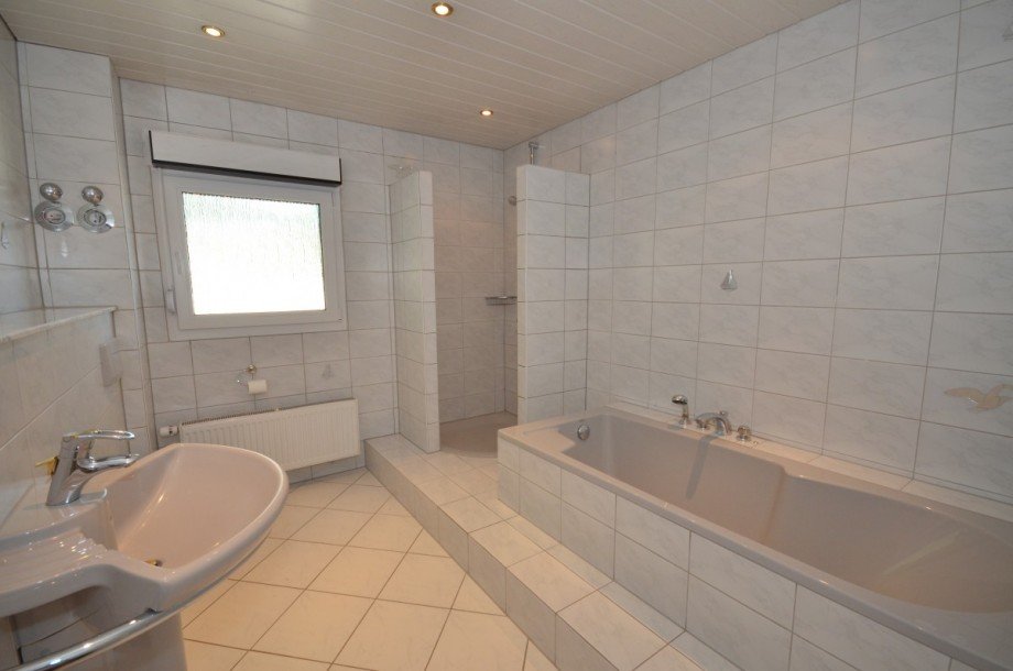 Badezimmer (OG) Mehrfamilienhaus Neu-Isenburg