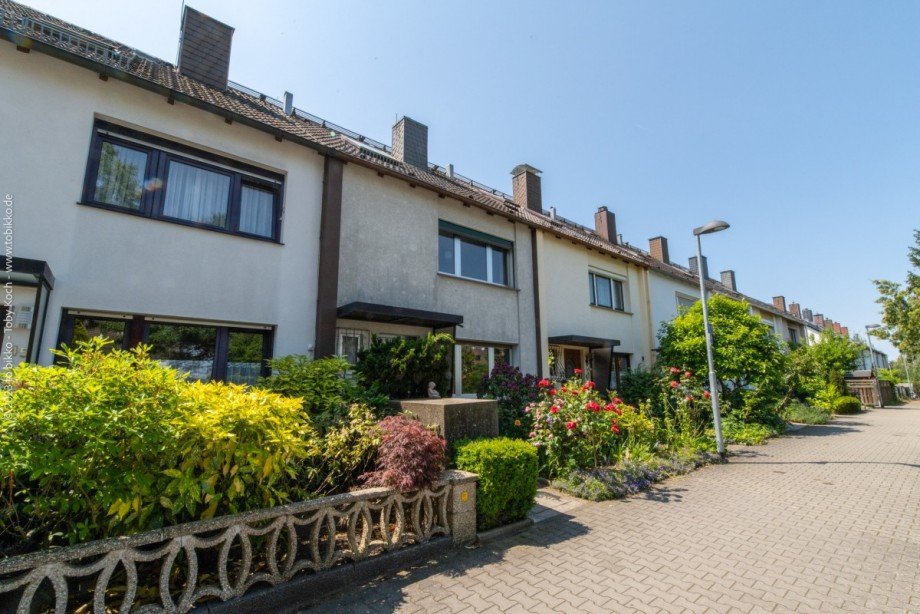 Stra�enansicht mit Vorgarten Reihenmittelhaus Neu-Isenburg