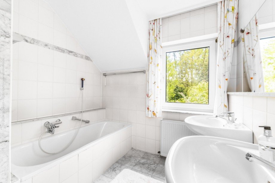 Badezimmer mit Badewanne und Fenster Reihenhaus Neu-Isenburg