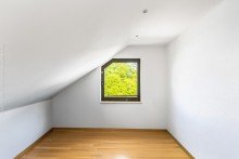 Schlafzimmer DG Neu-Isenburg: Mehrgenerationenhaus mit drei Mieteinheiten und attraktivem Baufeld mit Bauvorbescheid
