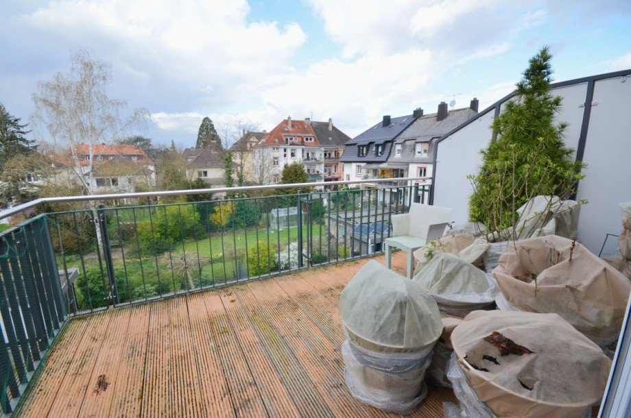 Balkon (Westausrichtung - Bodenbelag wird im Fr�hjahr erneuert) Dachgeschosswohnung Neu-Isenburg