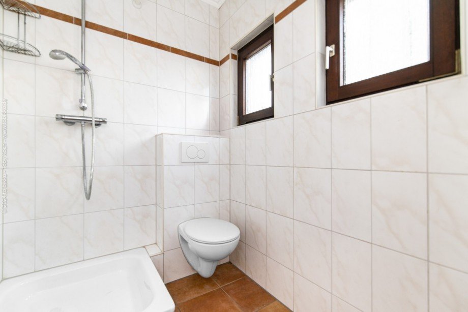 Badezimmer EG mit Fenster Einfamilienhaus Neu-Isenburg