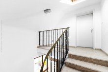 Treppenhaus - OG - DG Neu-Isenburg: Gewerbegrundst�ck mit Werkshalle, Wohnhaus und Garagen sowie attraktiven Bauoptionen
